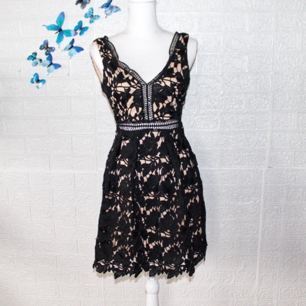 Romeo + Juliet Couture black lace dress